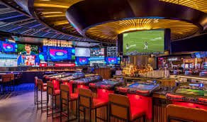 Para pemain menikmati permainan live casino di g688 dalam perangkat mobile